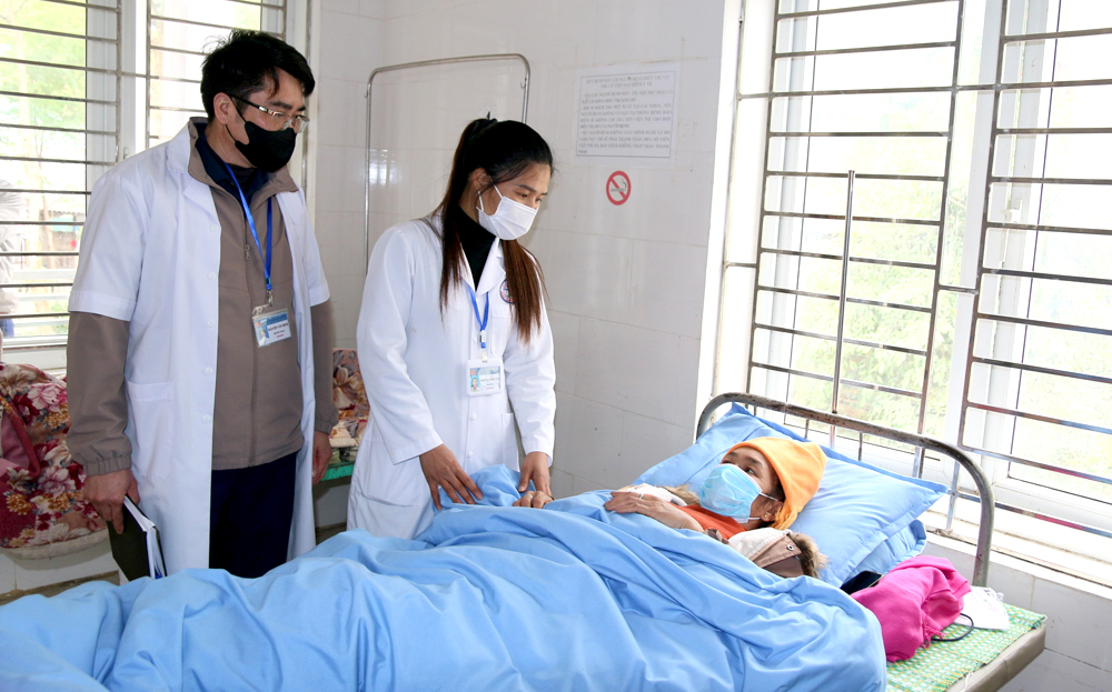 Các y, bác sỹ Trung tâm Y tế huyện Trạm Tấu thăm khám cho người dân đang điều trị tại Khoa Truyền nhiễm